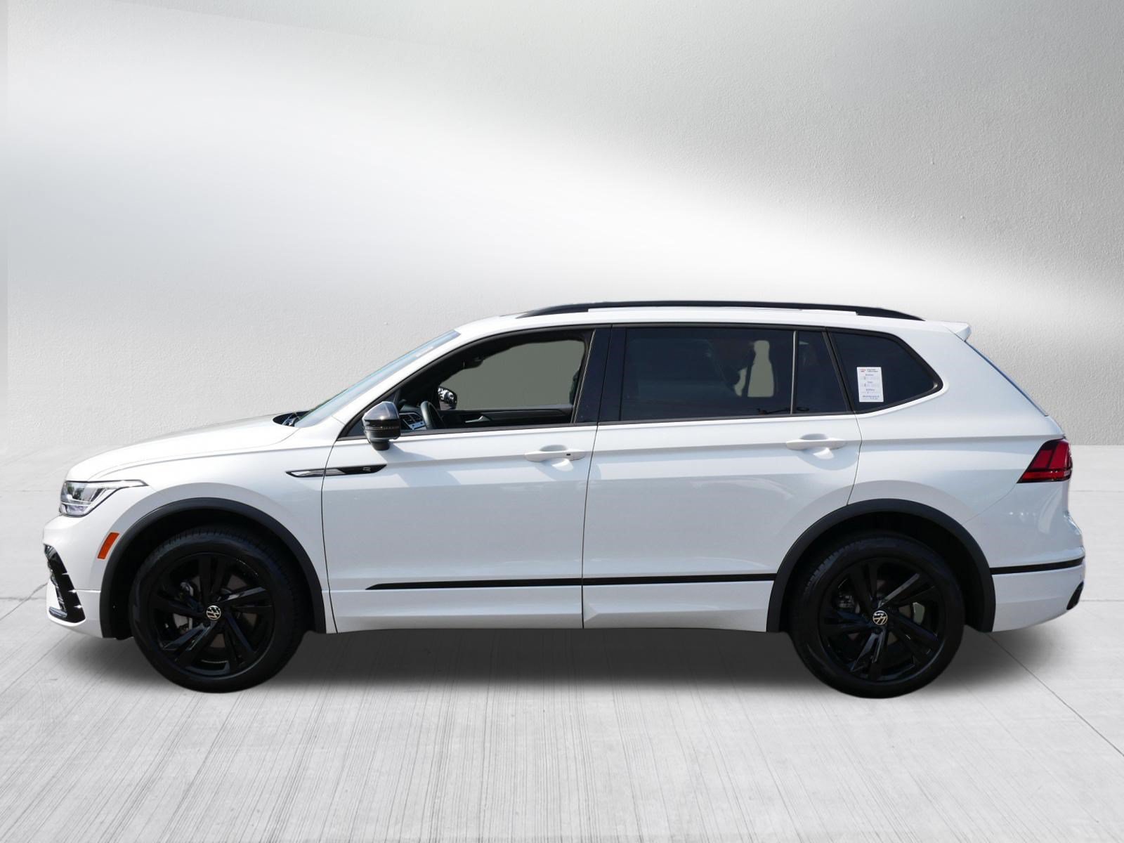Used 2023 Volkswagen Tiguan SE R-Line AWD/4WD image 4