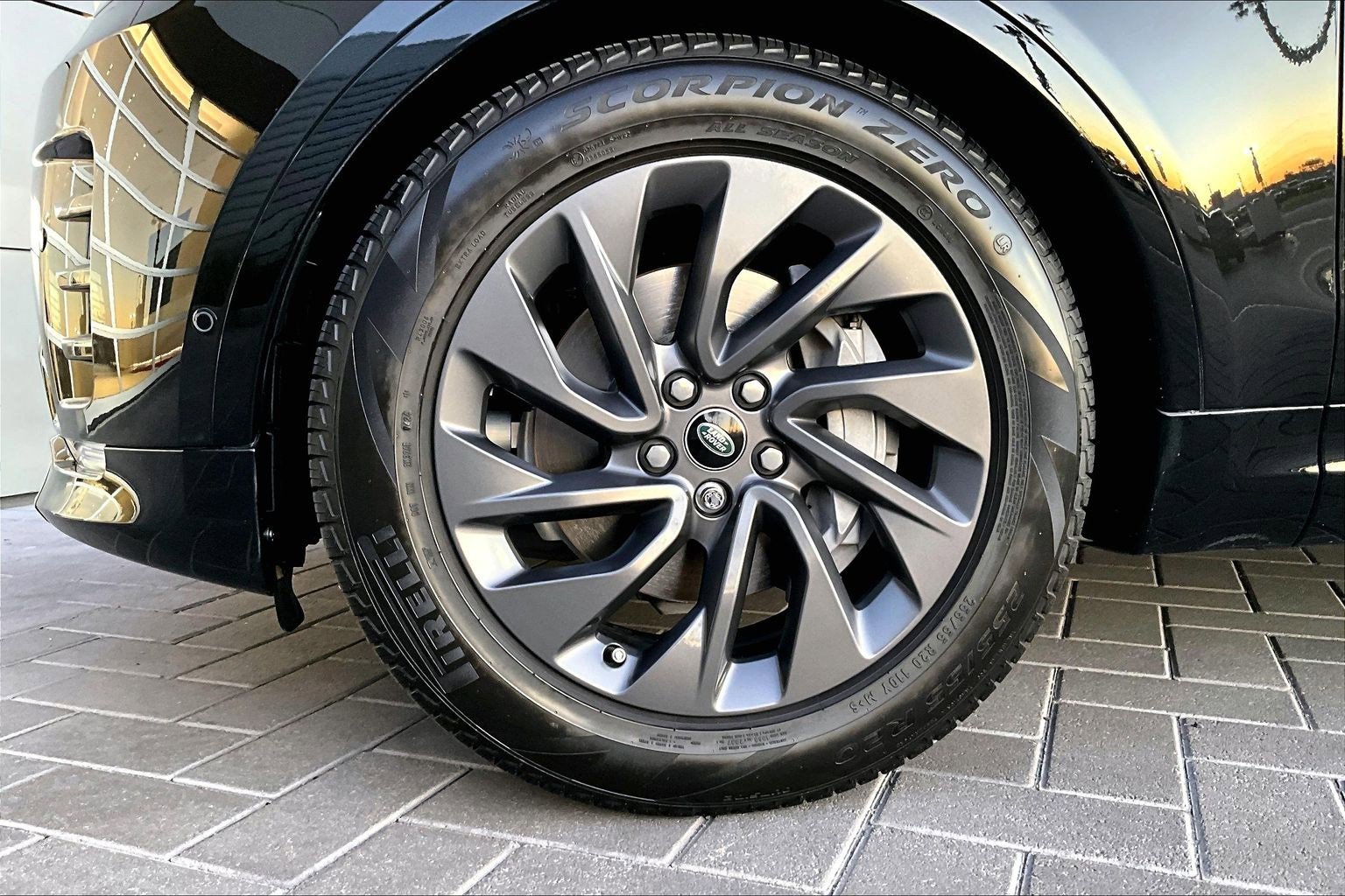 Used 2023 Land Rover Discovery S R-Dynamic image 8