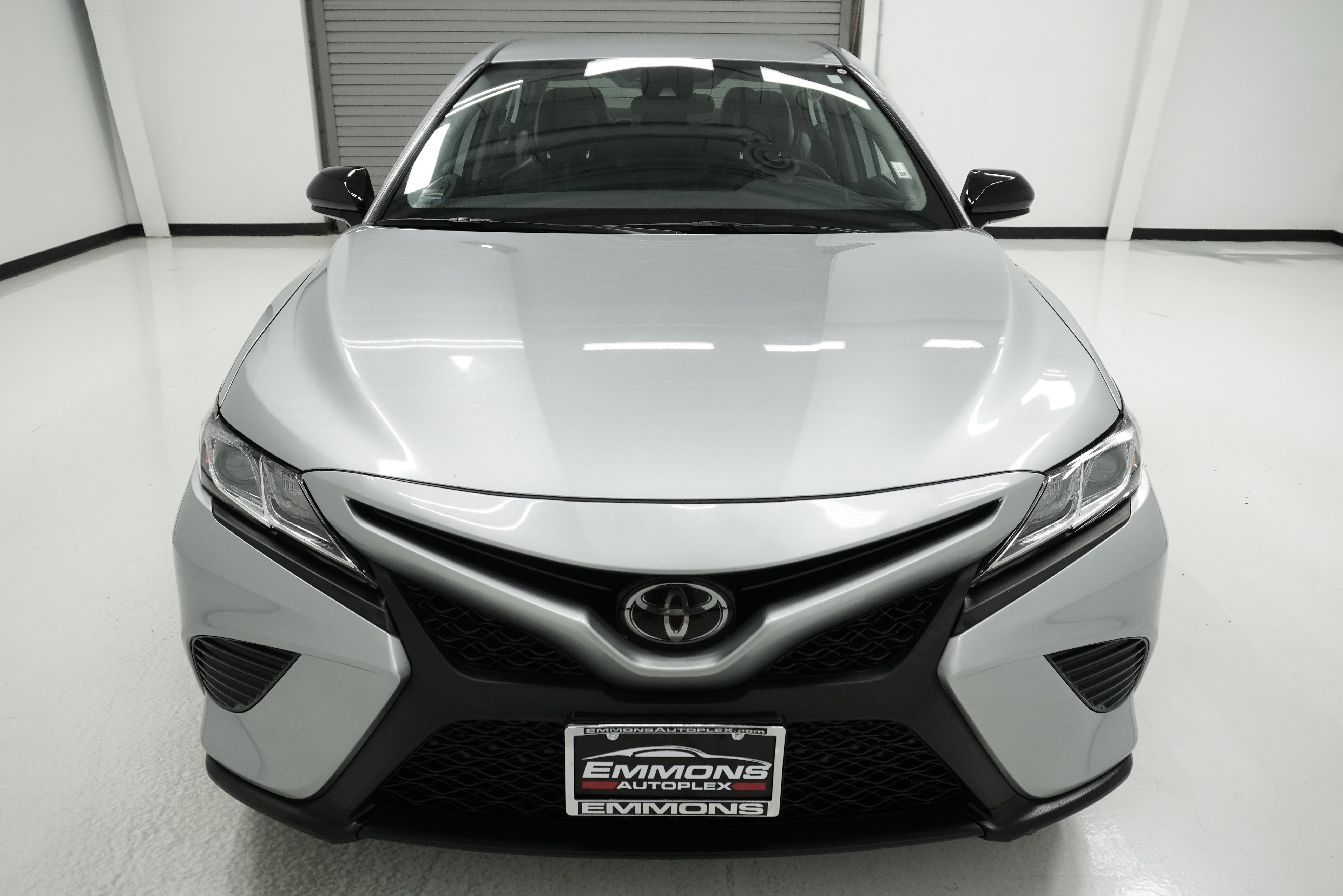 Used 2020 Toyota Camry SE FWD image 2