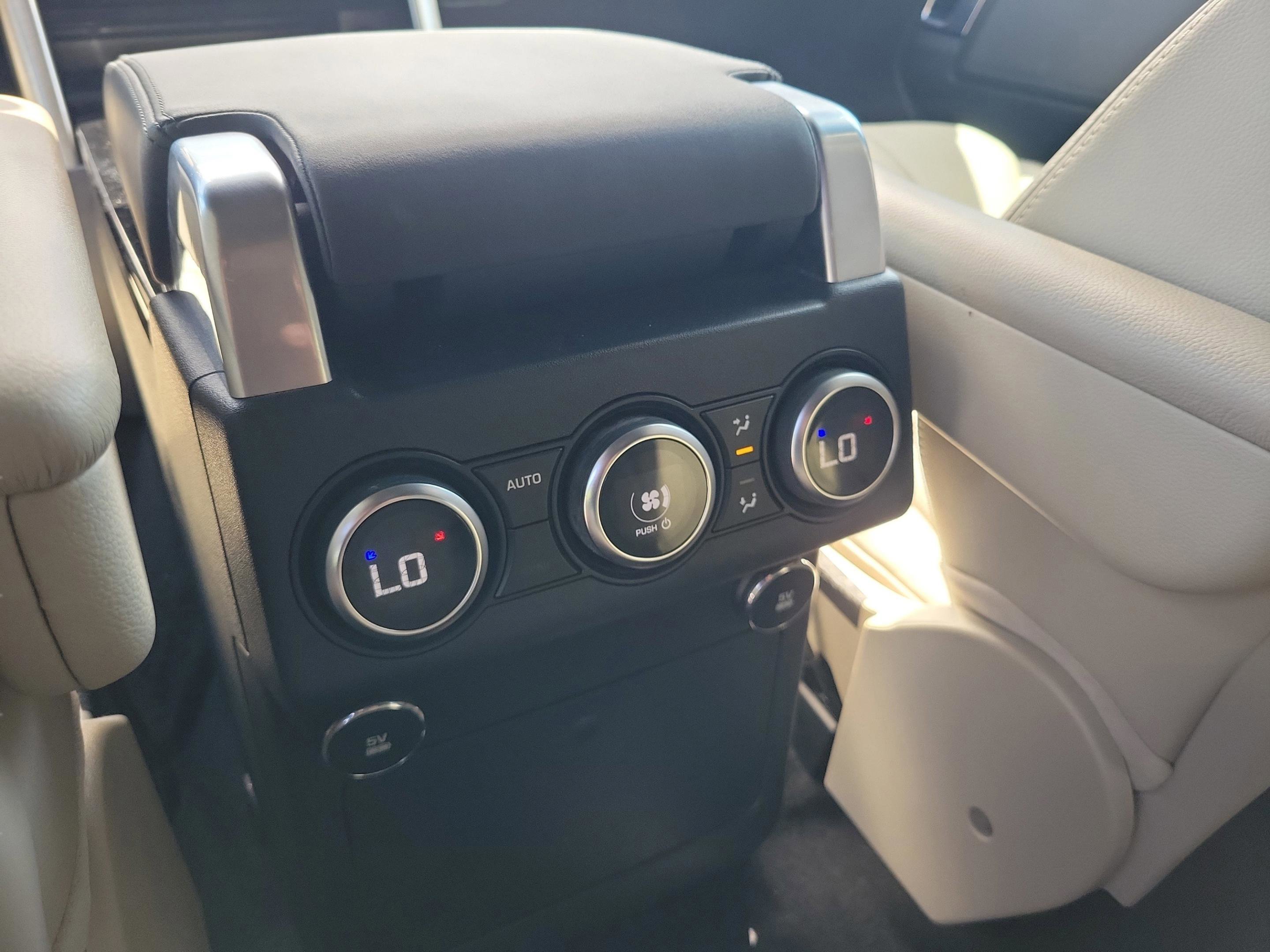 Used 2018 Land Rover Discovery HSE image 25