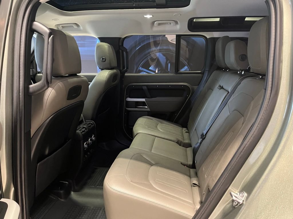 Certified 2022 Land Rover Defender 110 SE AWD/4WD image 23