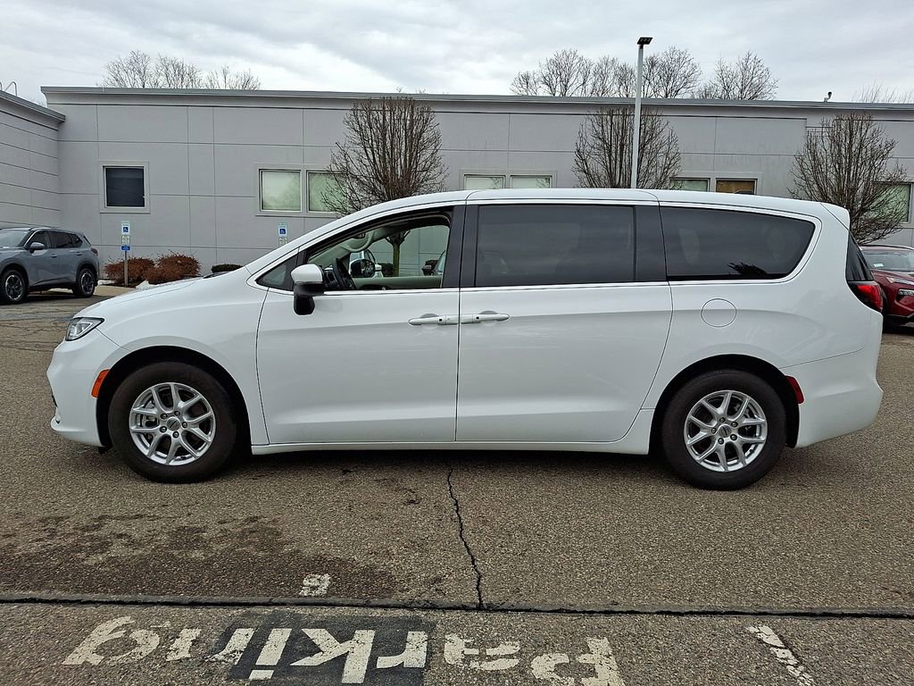 Used 2023 Chrysler Pacifica Touring-L image 5