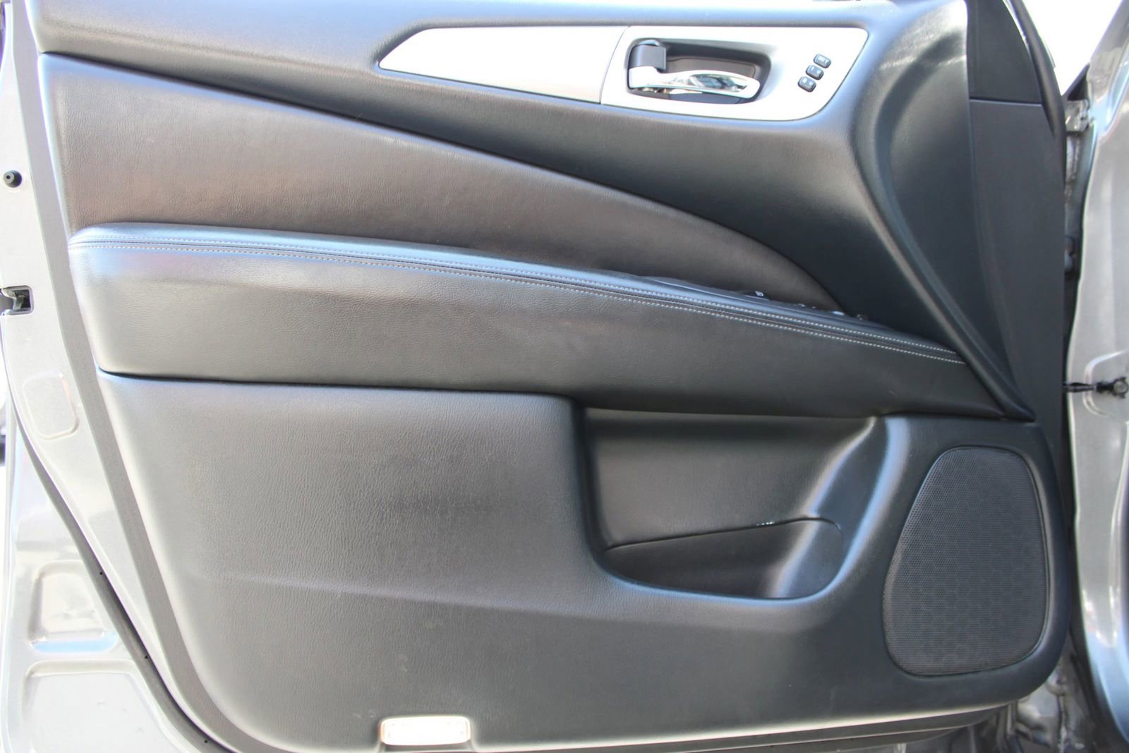 Used 2019 Nissan Pathfinder SL image 8