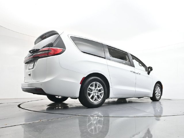 Used 2023 Chrysler Pacifica Touring-L FWD image 48