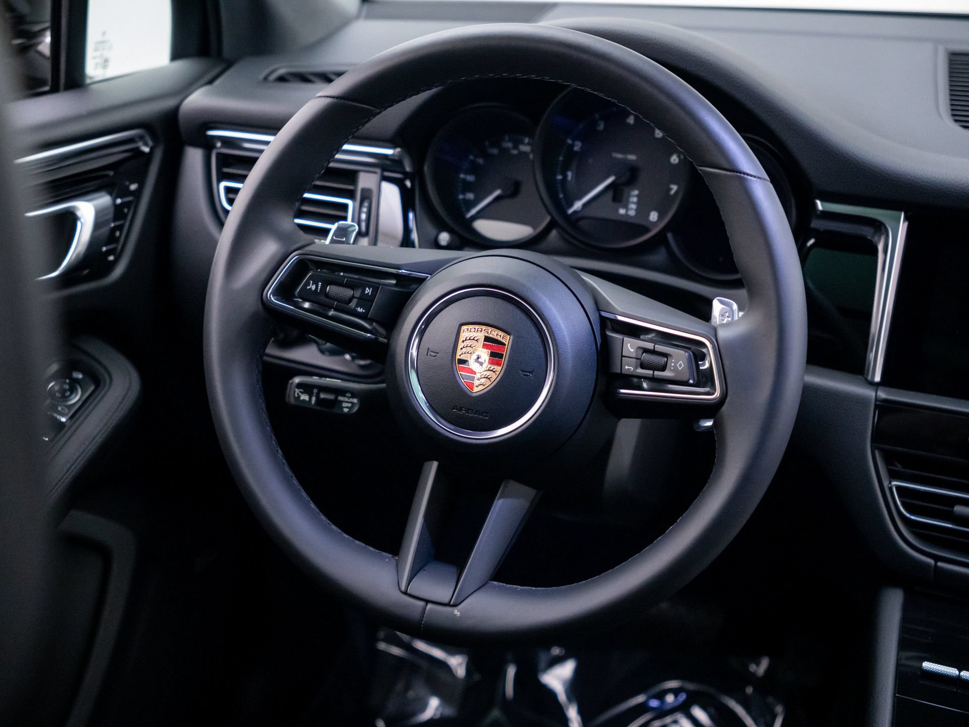 Certified 2025 Porsche Macan AWD/4WD image 12