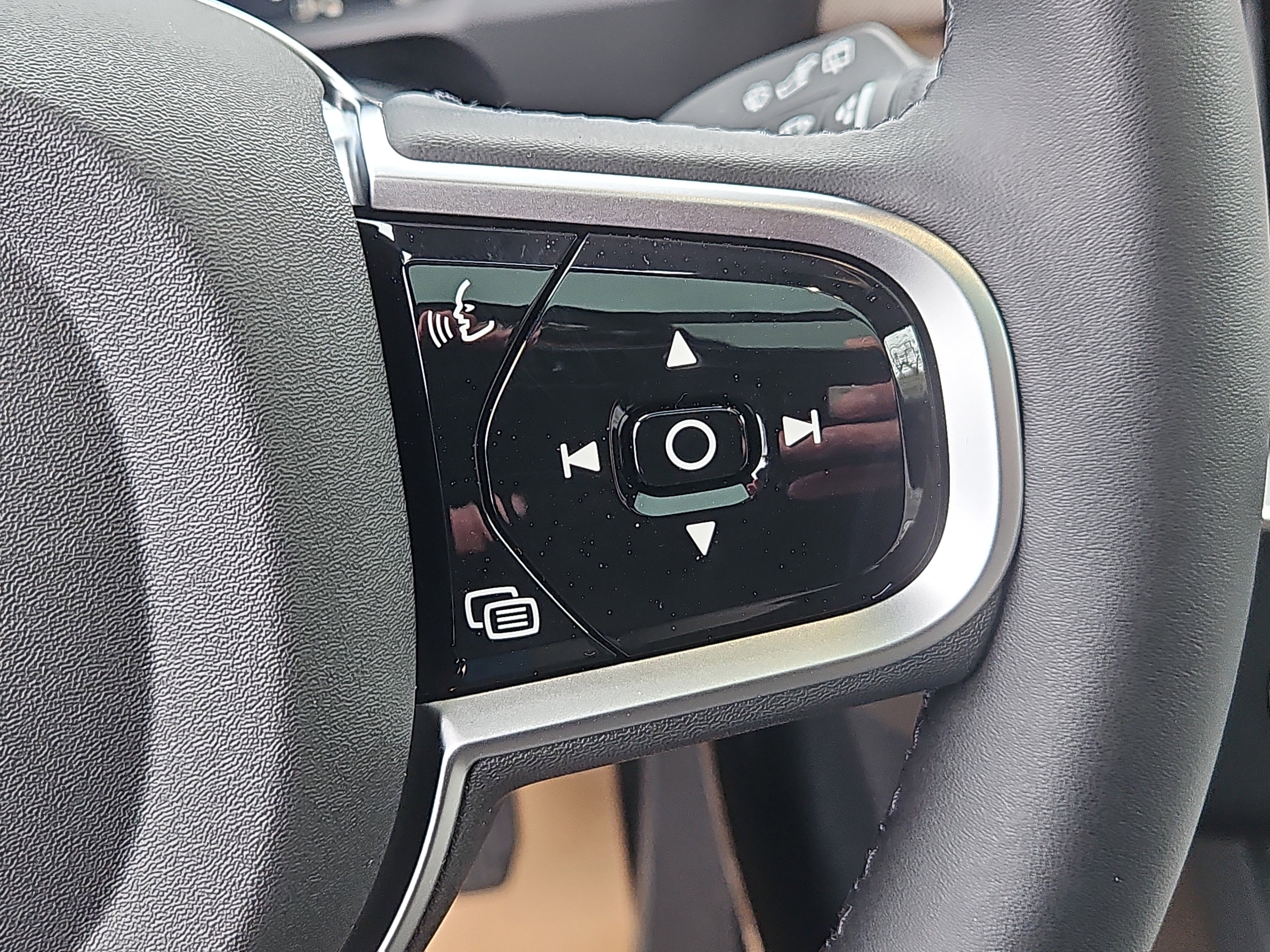 New 2026 Volvo XC90 B6 Plus w/ Protection Package Premier image 17