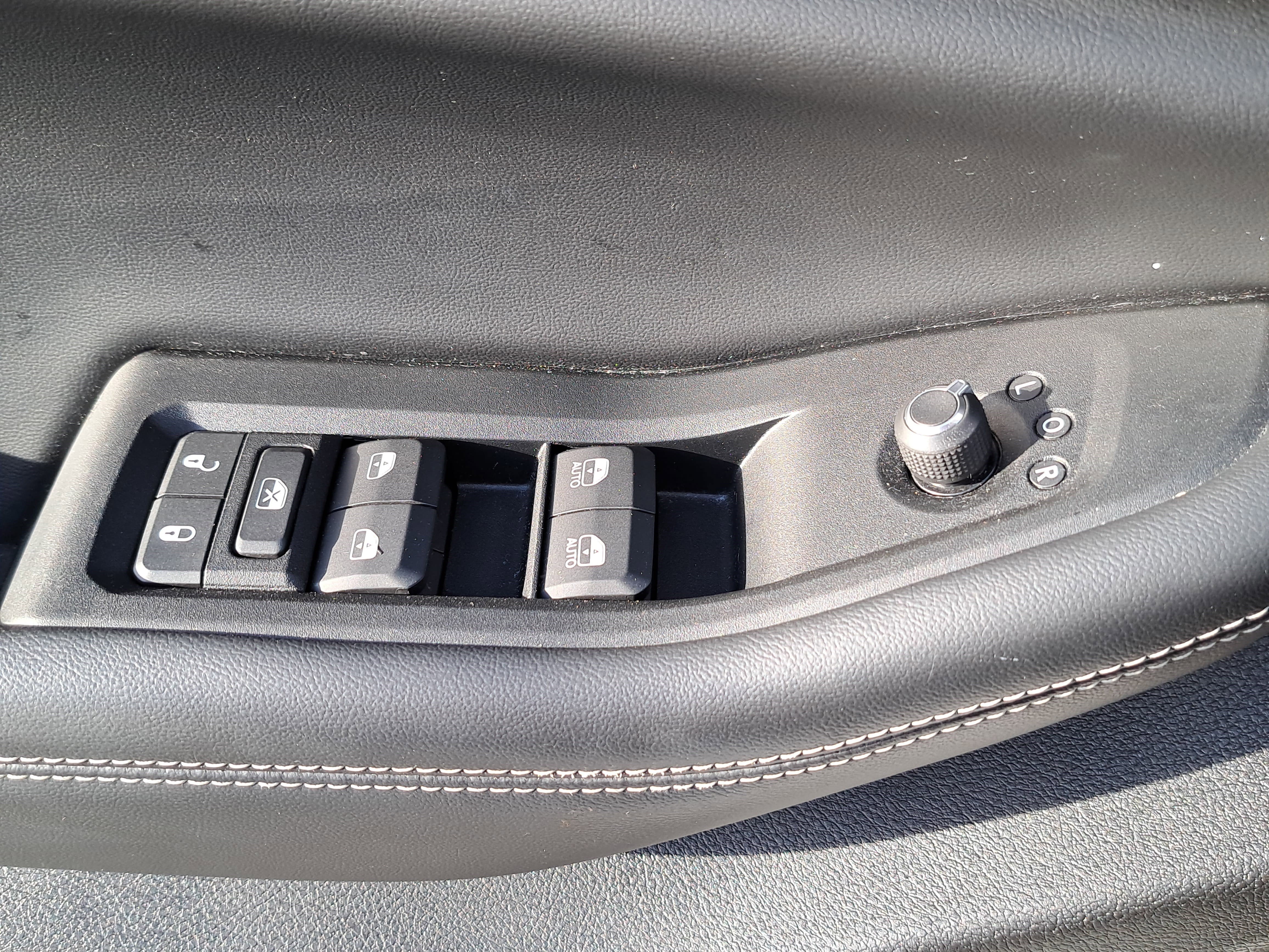Used 2023 Jeep Grand Cherokee Laredo image 25