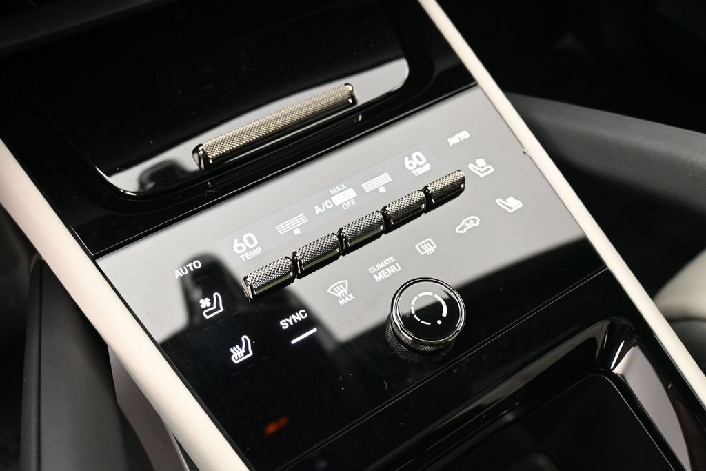 Certified 2025 Porsche Cayenne Turbo AWD/4WD image 24