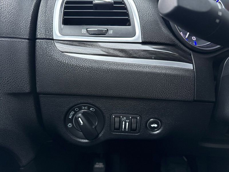 Used 2017 Chrysler 300 Limited image 29