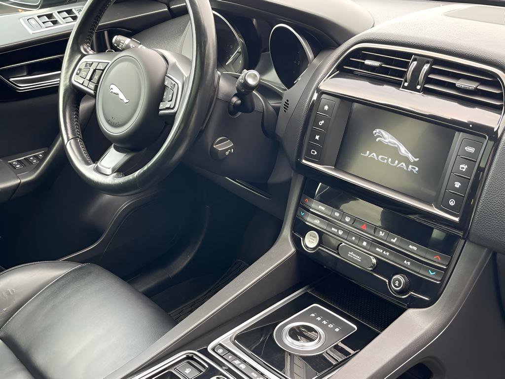 Used 2018 Jaguar F-PACE Premium image 27