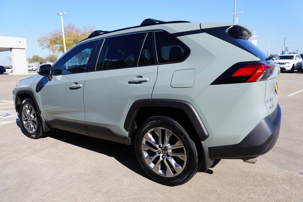 Used 2023 Toyota RAV4 XLE Premium image 4