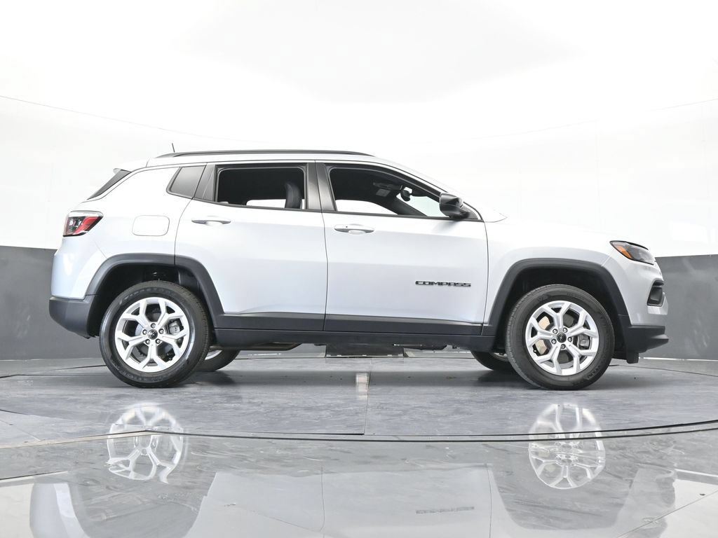 Used 2025 Jeep Compass Latitude AWD/4WD image 31