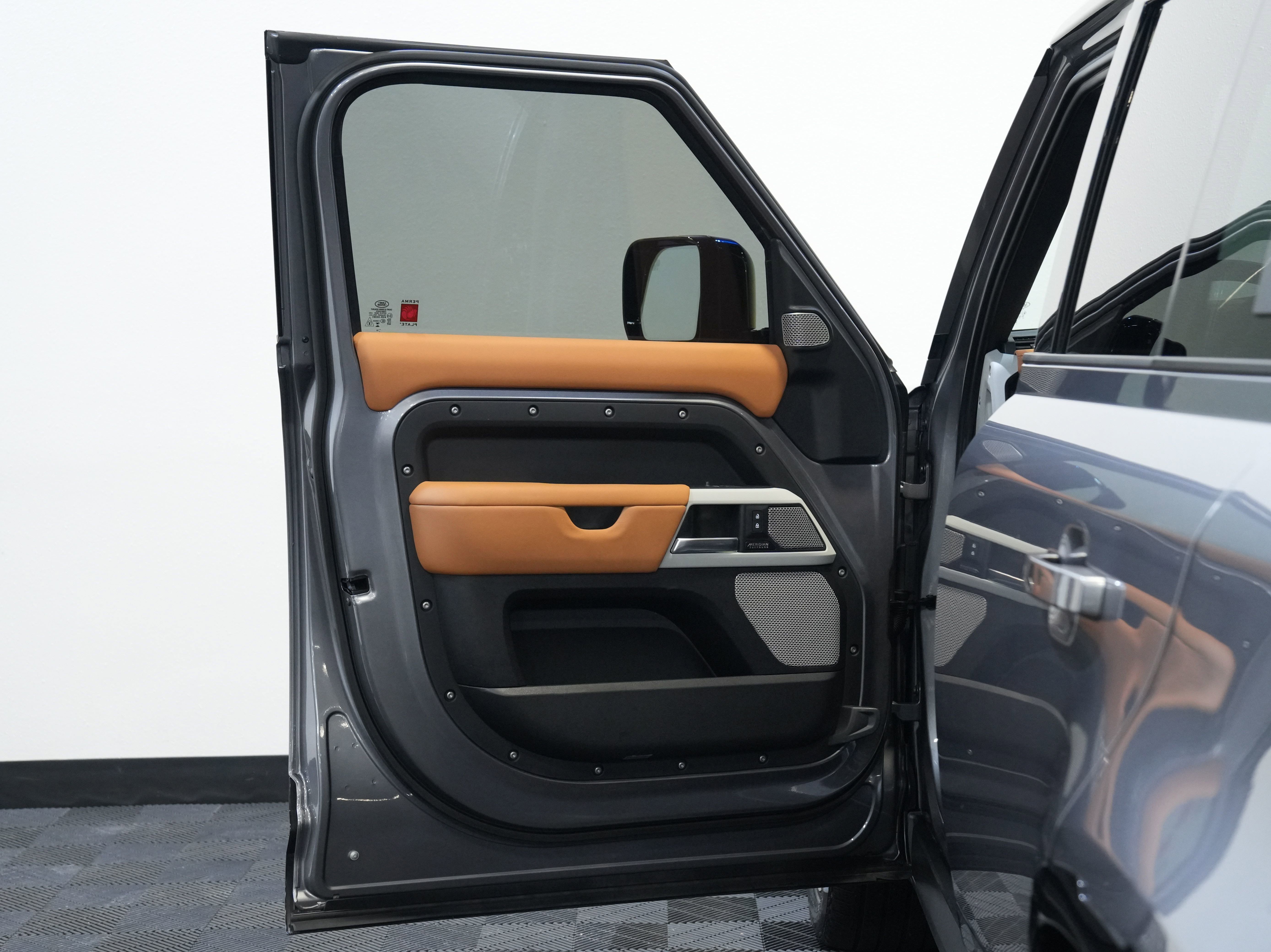 Used 2023 Land Rover Defender 130 X-Dynamic SE AWD/4WD image 21