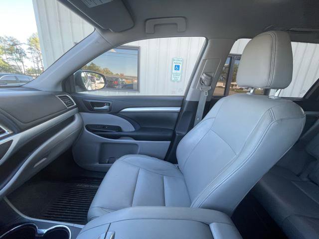 Used 2015 Toyota Highlander XLE AWD/4WD image 35
