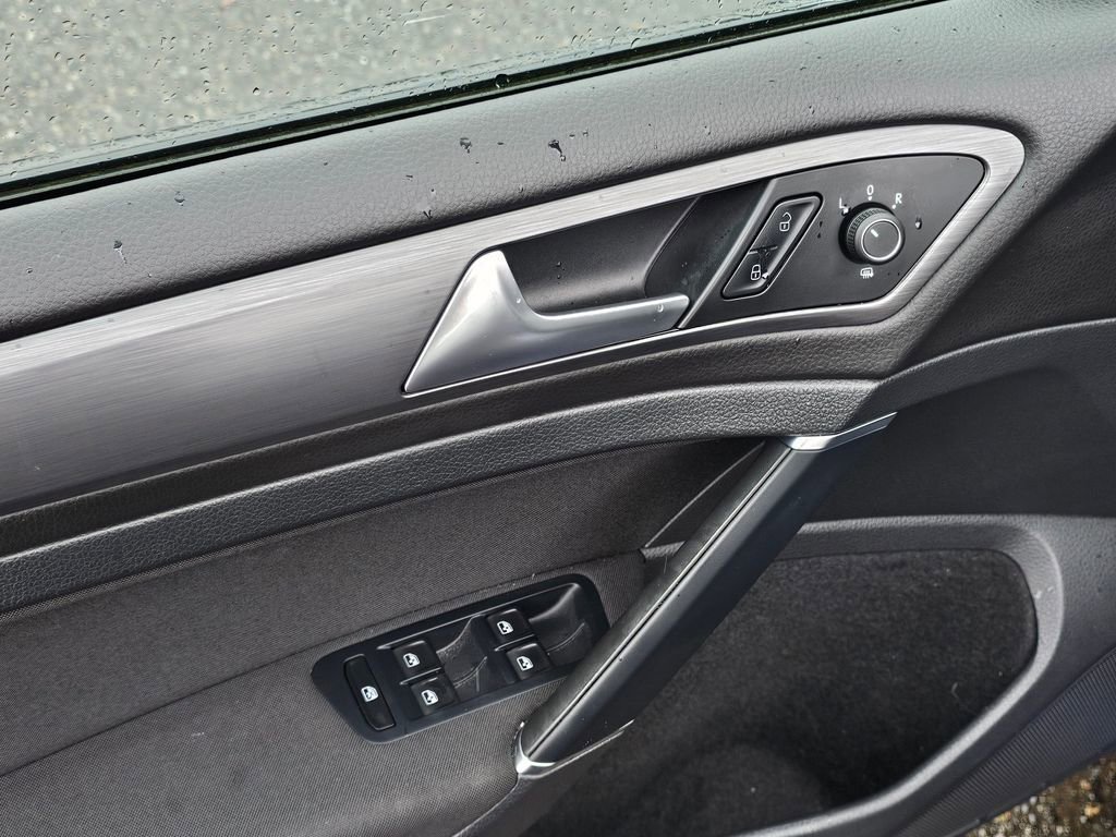 Used 2019 Volkswagen e-Golf SE w/ Driver Assistance Package image 18