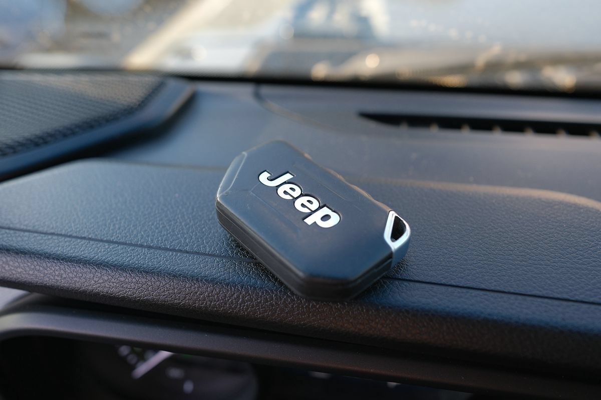 Used 2024 Jeep Wrangler Unlimited w/ Technology Group AWD/4WD image 4