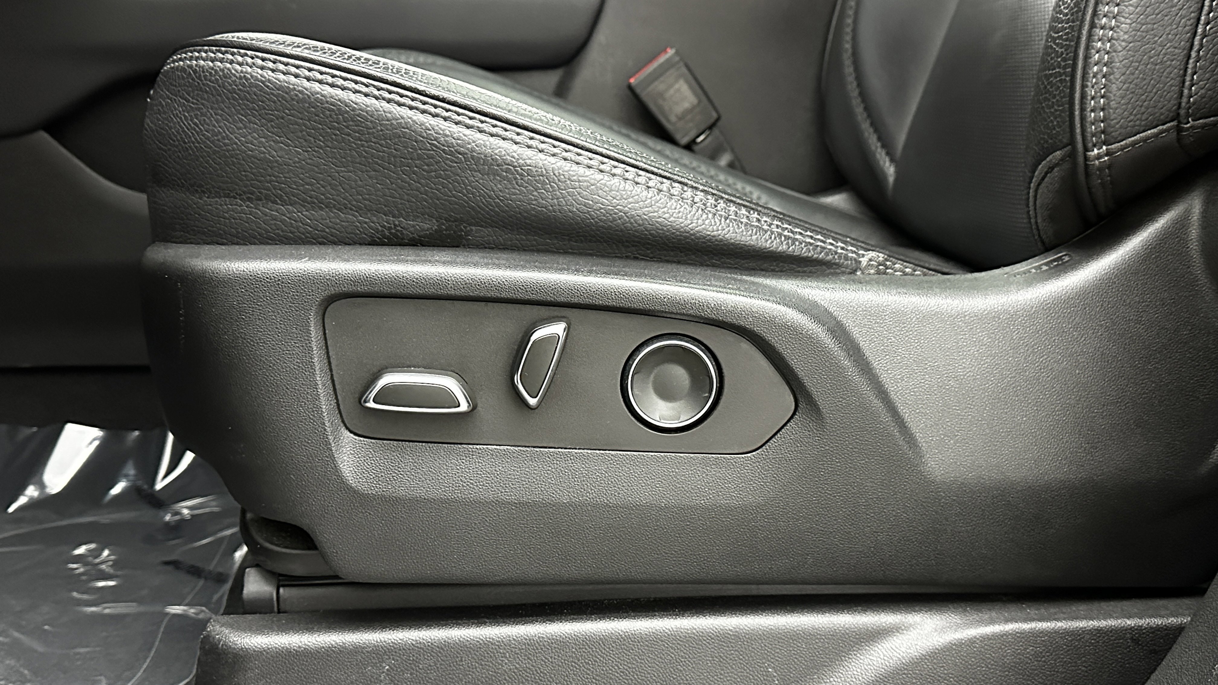 Used 2021 GMC Yukon Denali w/ Denali Premium Package image 14