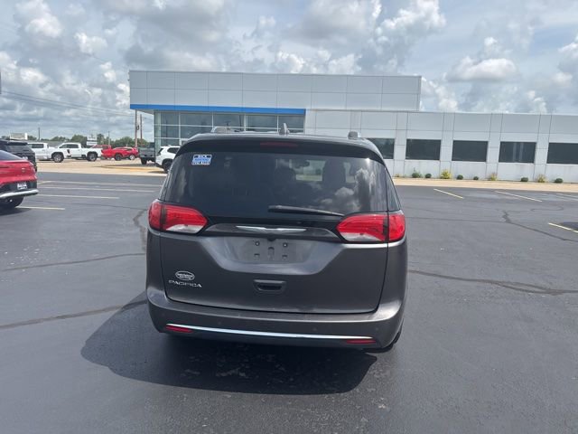 Used 2017 Chrysler Pacifica Touring-L Plus w/ Tire & Wheel Group FWD image 12
