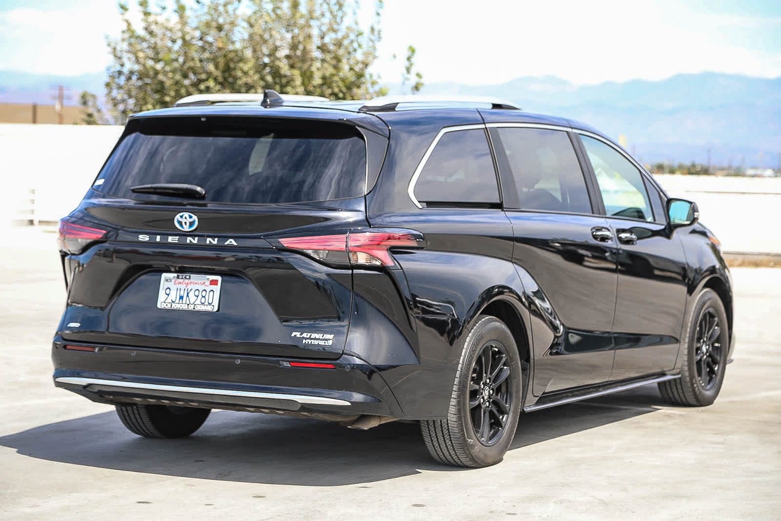 Used 2024 Toyota Sienna Platinum AWD/4WD image 5