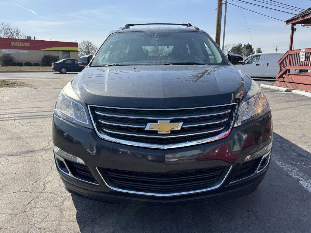 Used 2017 Chevrolet Traverse LT w/ Style and Technology Package image 2