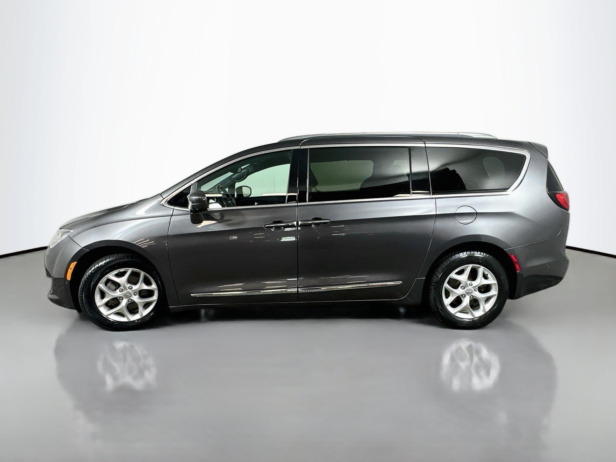Used 2020 Chrysler Pacifica Touring-L FWD image 4