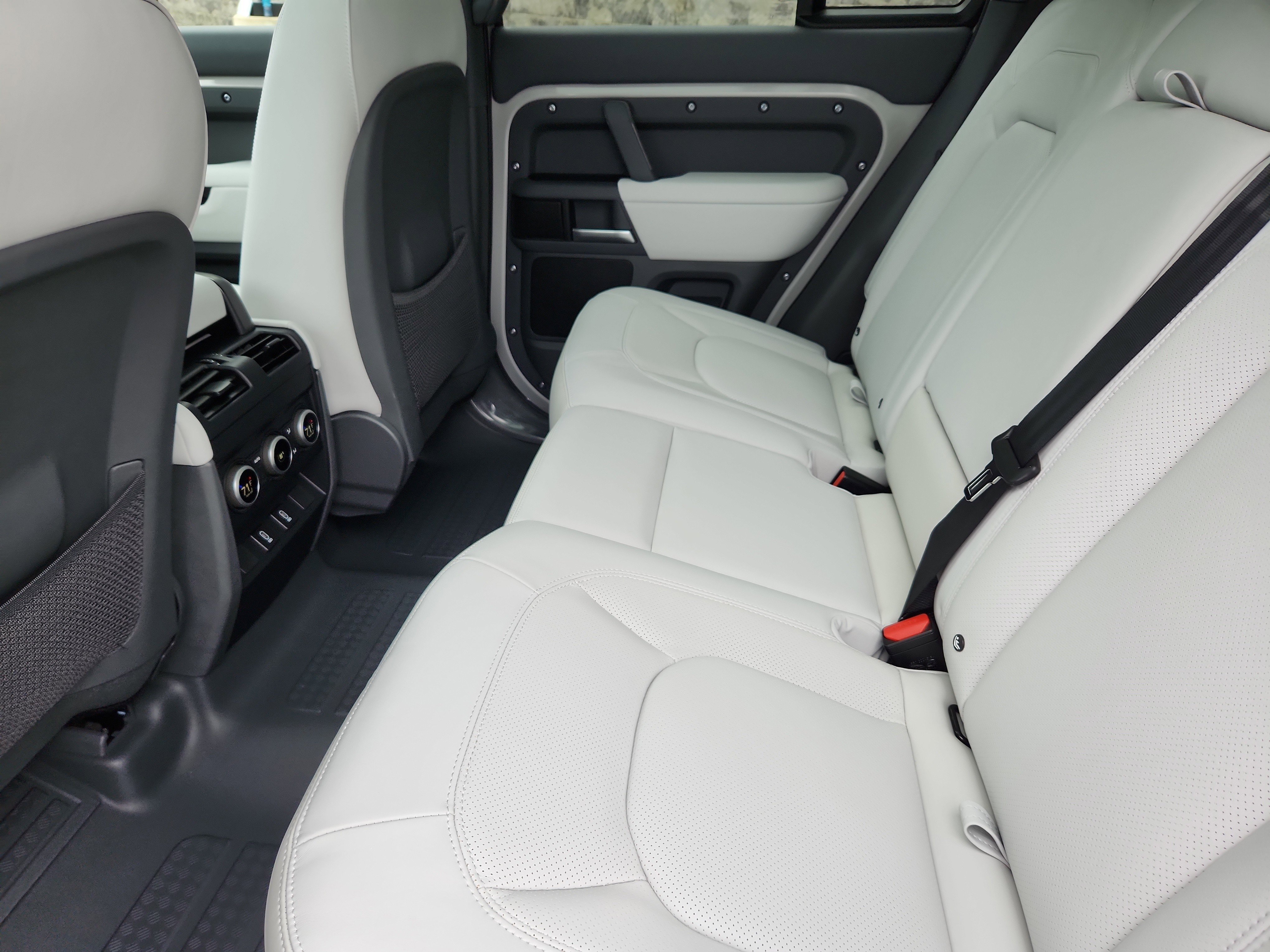 New 2026 Land Rover Defender 110 X-Dynamic SE image 5