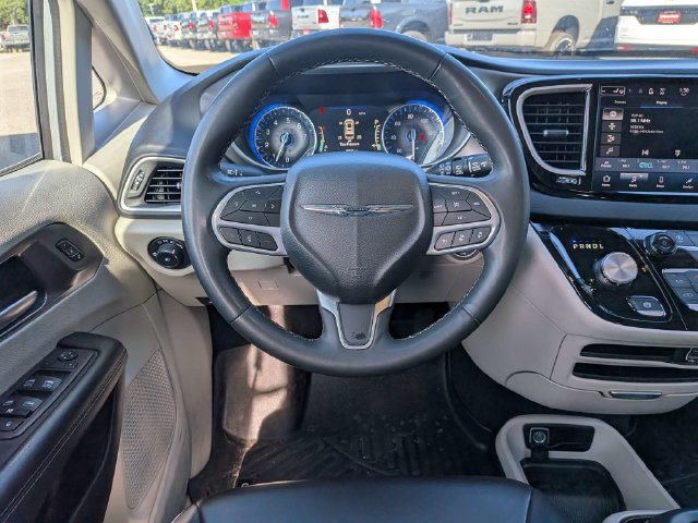 Used 2023 Chrysler Pacifica Touring-L FWD image 17
