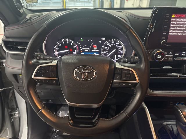Used 2022 Toyota Highlander XSE AWD/4WD image 16
