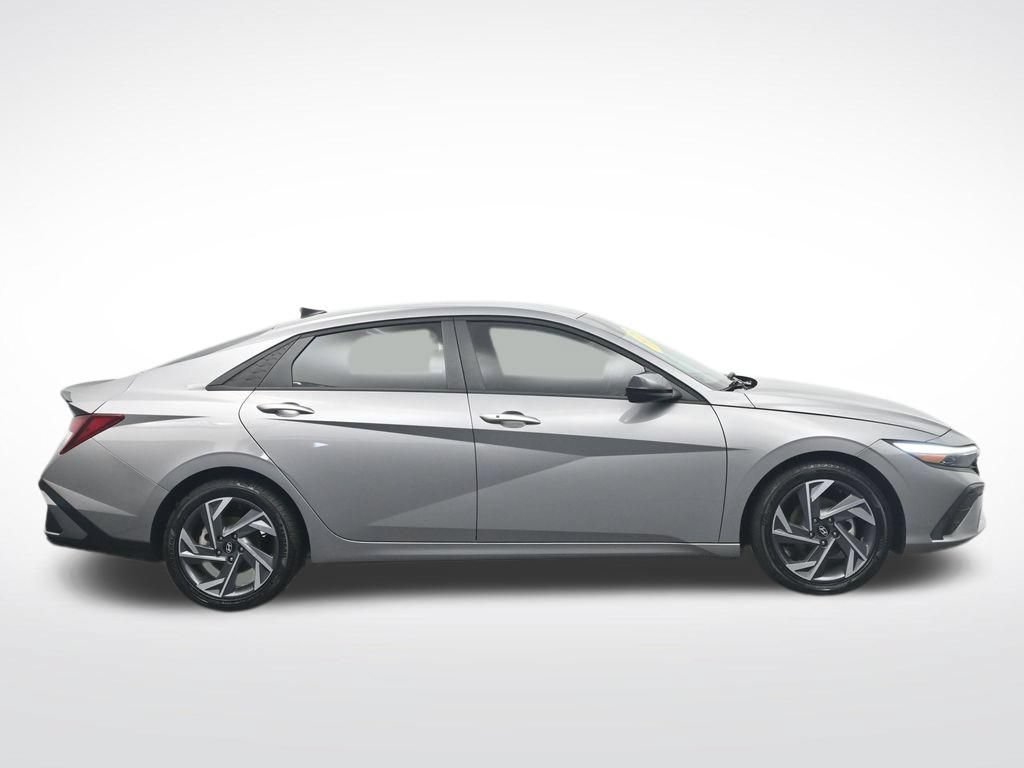Used 2025 Hyundai Elantra Sport FWD image 4