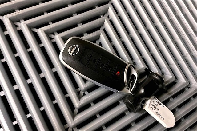 New 2025 Nissan Pathfinder Platinum image 12