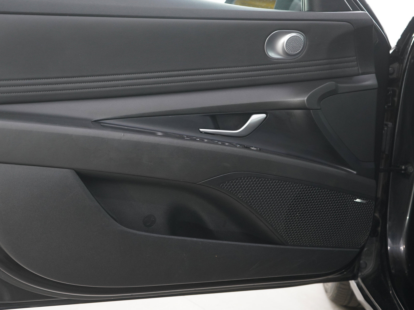 Used 2023 Hyundai Elantra Limited FWD image 18