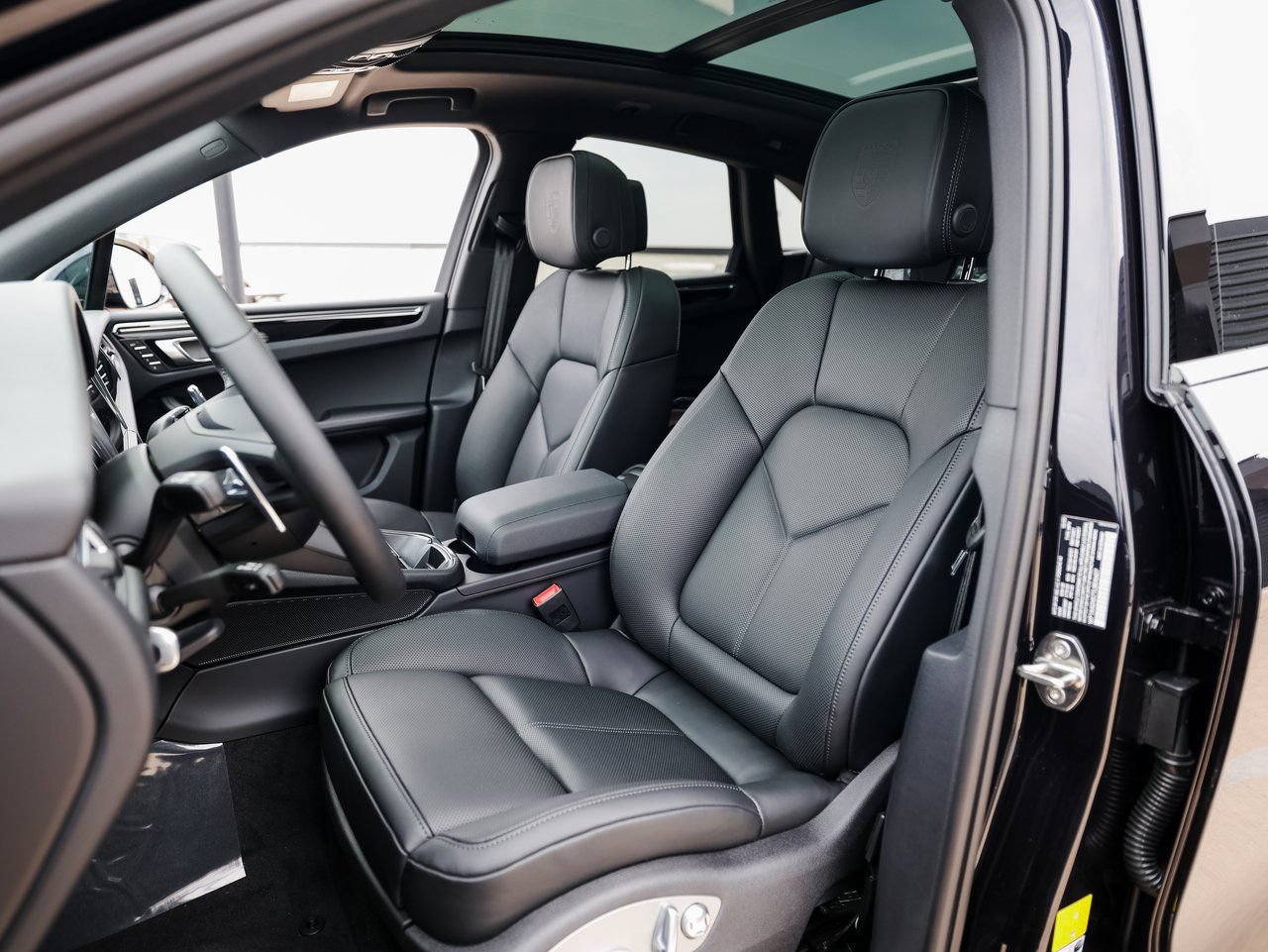 Certified 2026 Porsche Macan AWD/4WD image 5