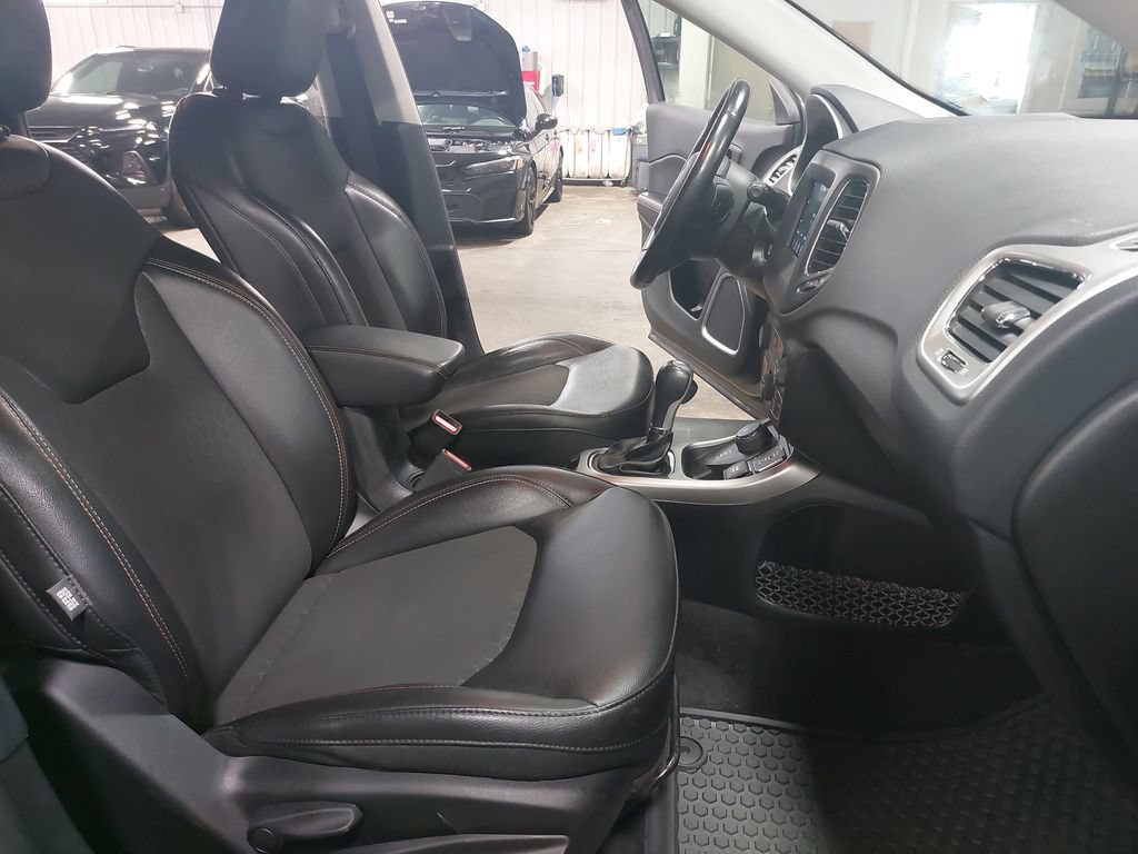 Used 2019 Jeep Compass Latitude w/ Cold Weather Group AWD/4WD image 10