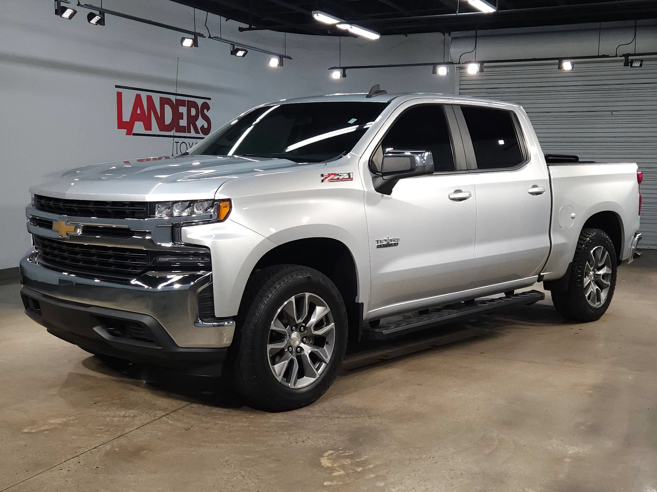 Used 2022 Chevrolet Silverado 1500 LT AWD/4WD image 3
