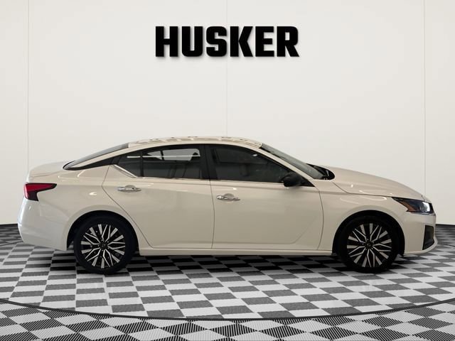 Used 2025 Nissan Altima 2.5 SV FWD image 2