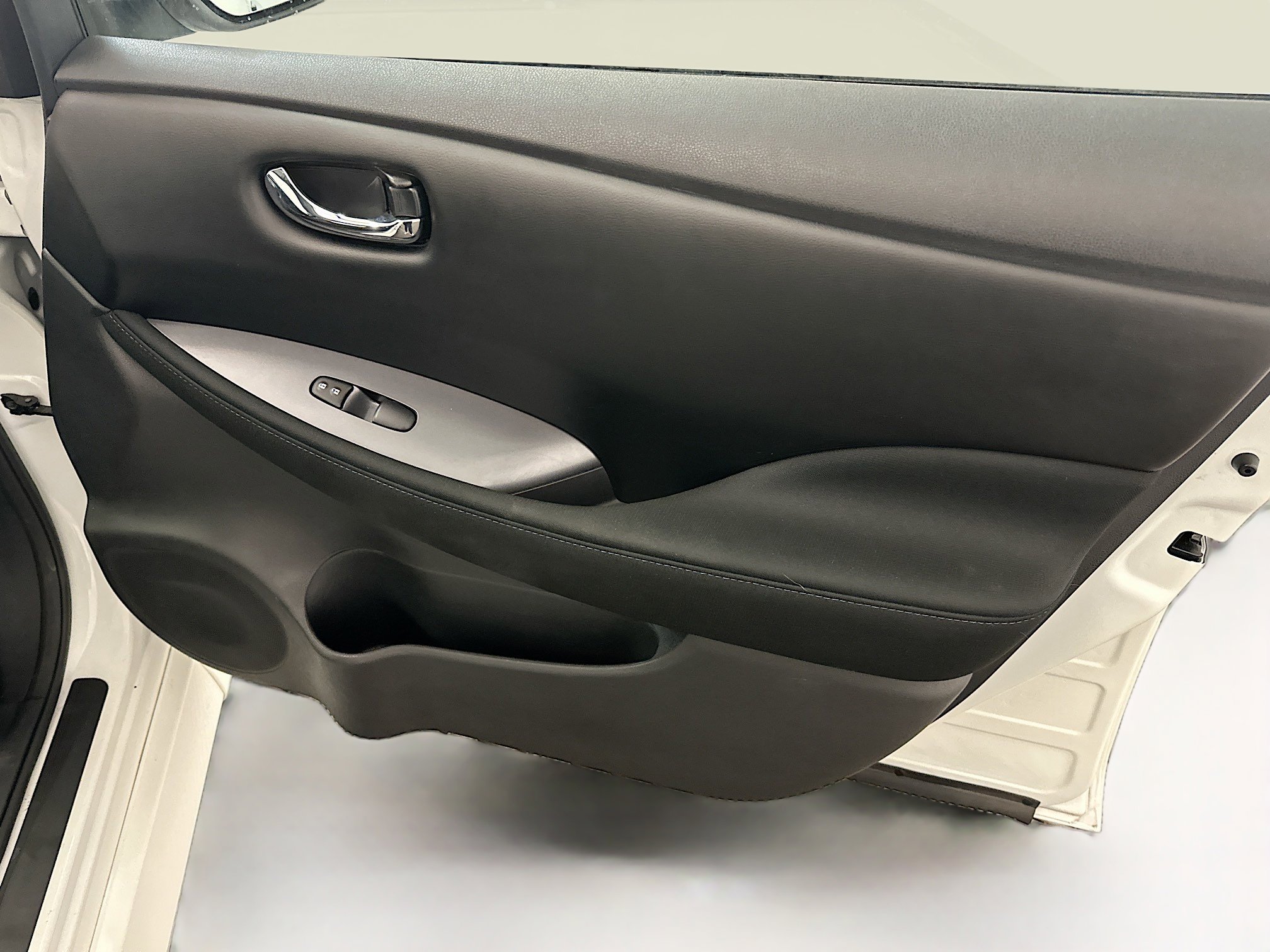 Used 2025 Nissan Leaf S image 32