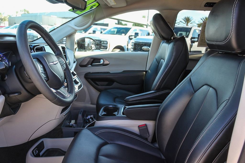 Used 2024 Chrysler Pacifica Touring-L image 22