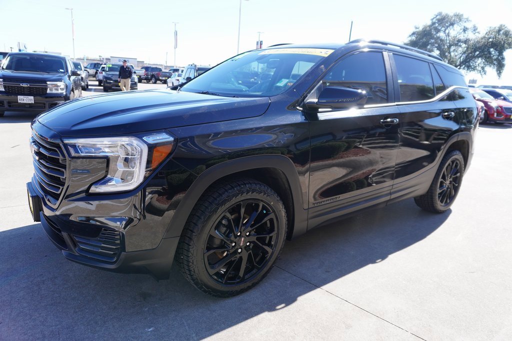 Used 2024 GMC Terrain SLE w/ Driver Convenience Package image 3