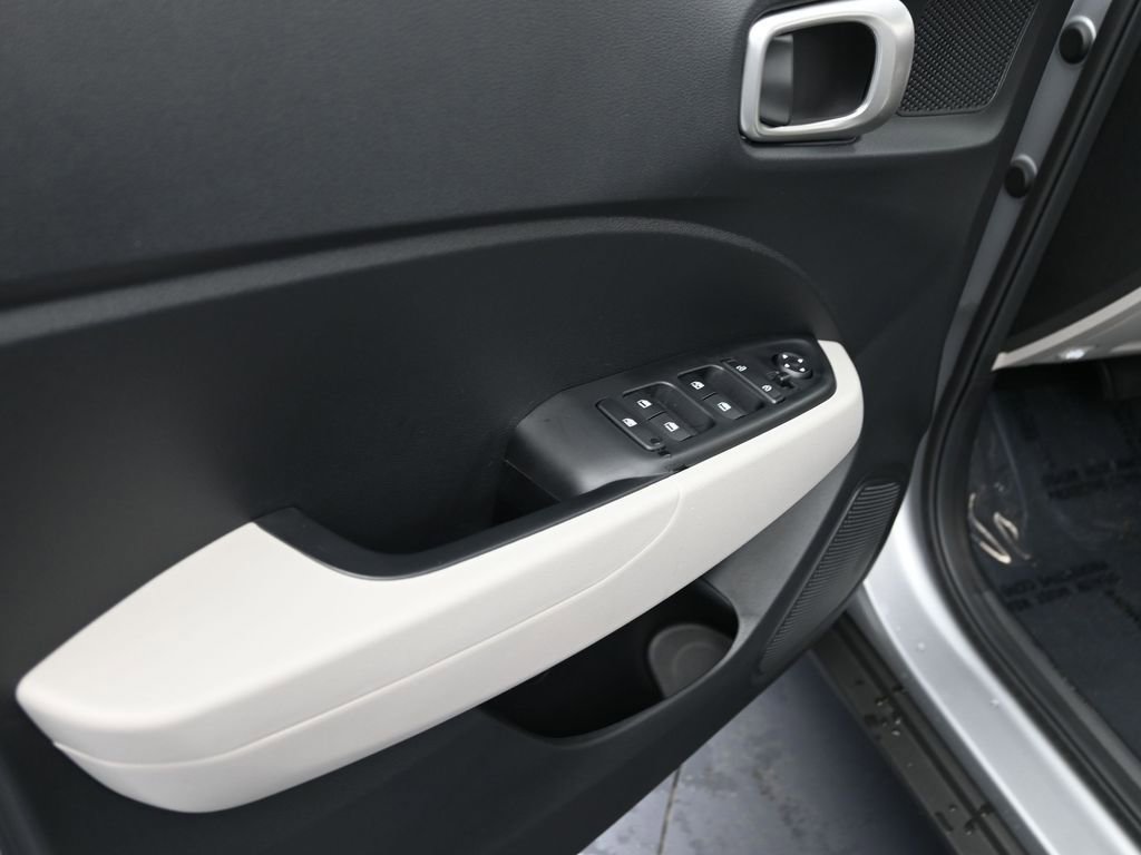 Certified 2025 Hyundai Venue SEL image 14