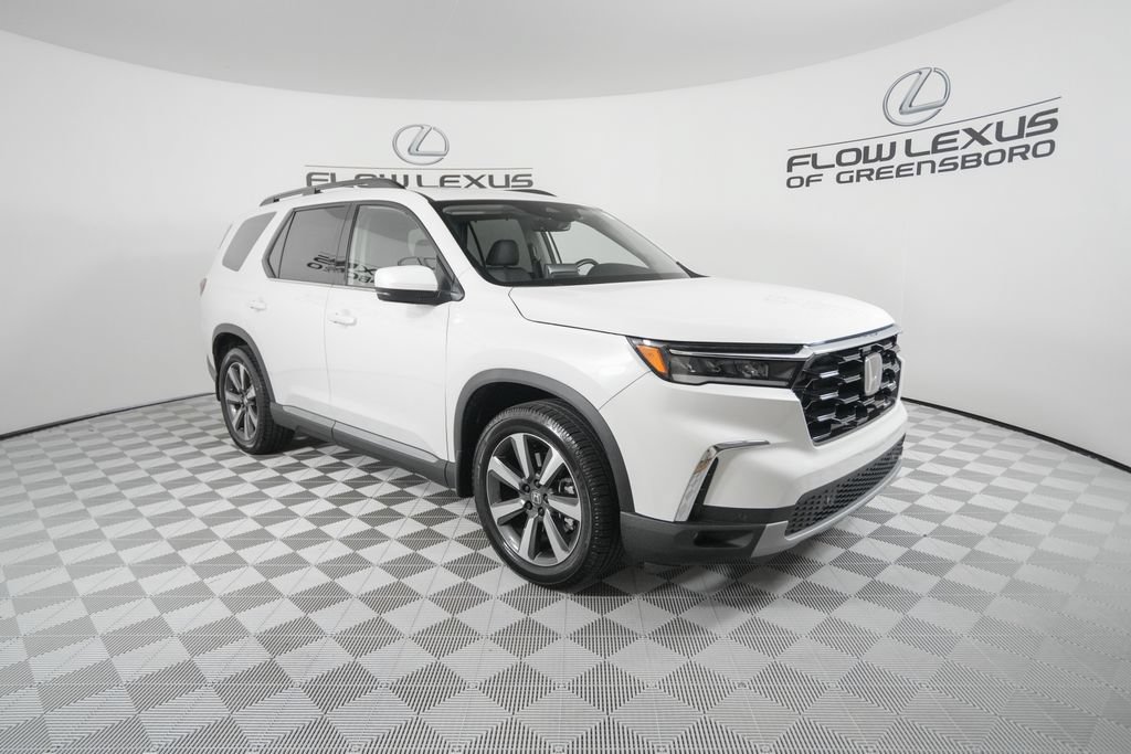 Used 2025 Honda Pilot Touring image 3