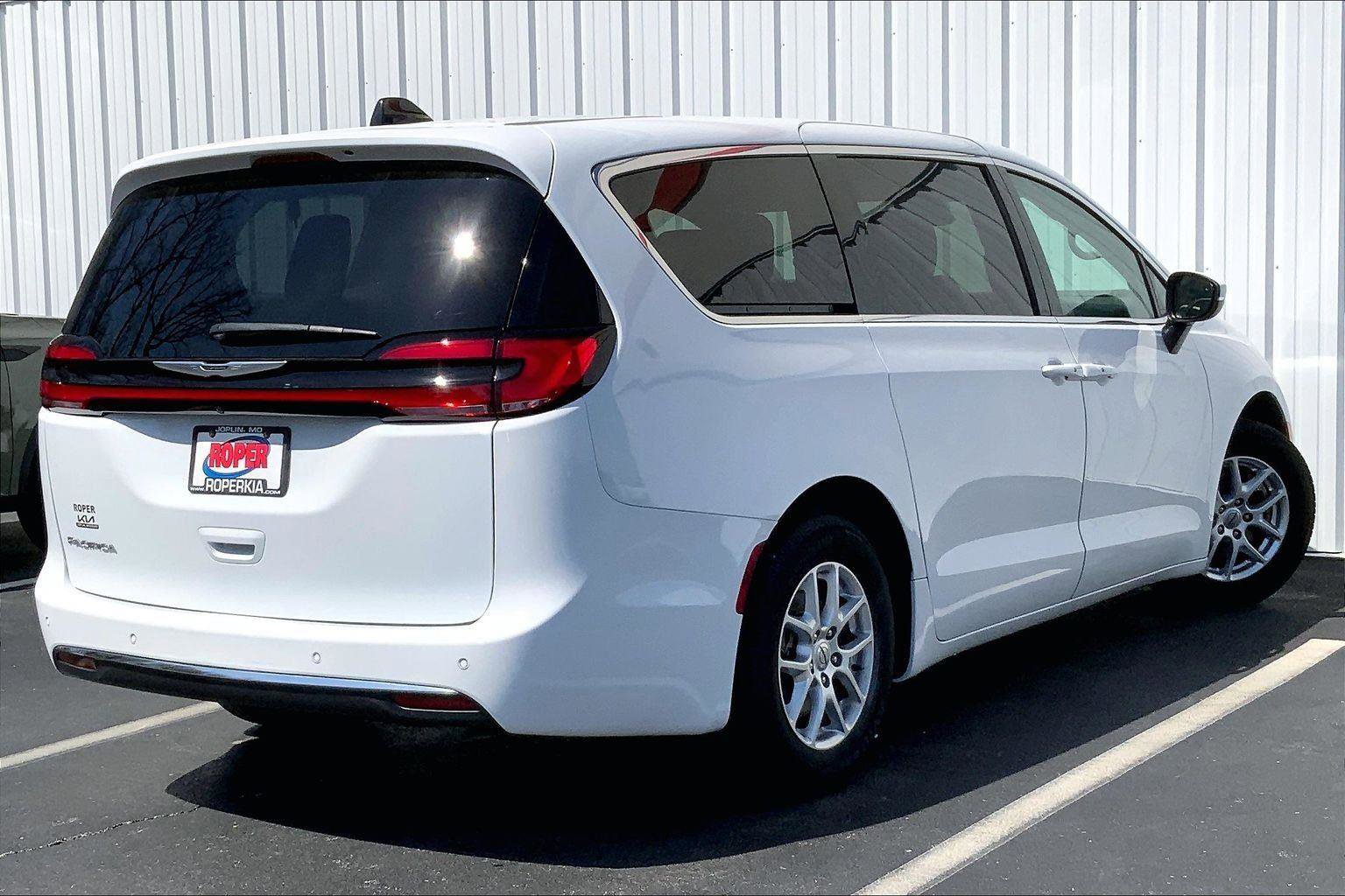 Used 2023 Chrysler Pacifica Touring-L image 11