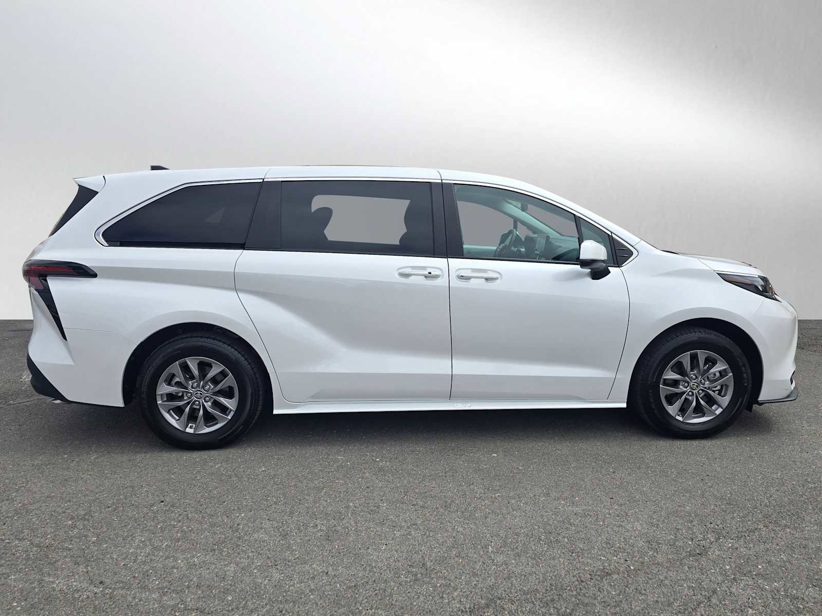 Used 2025 Toyota Sienna XLE AWD/4WD image 2