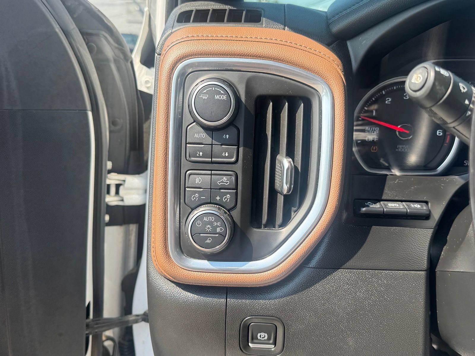 Used 2020 Chevrolet Silverado 1500 High Country w/ Technology Package AWD/4WD image 19