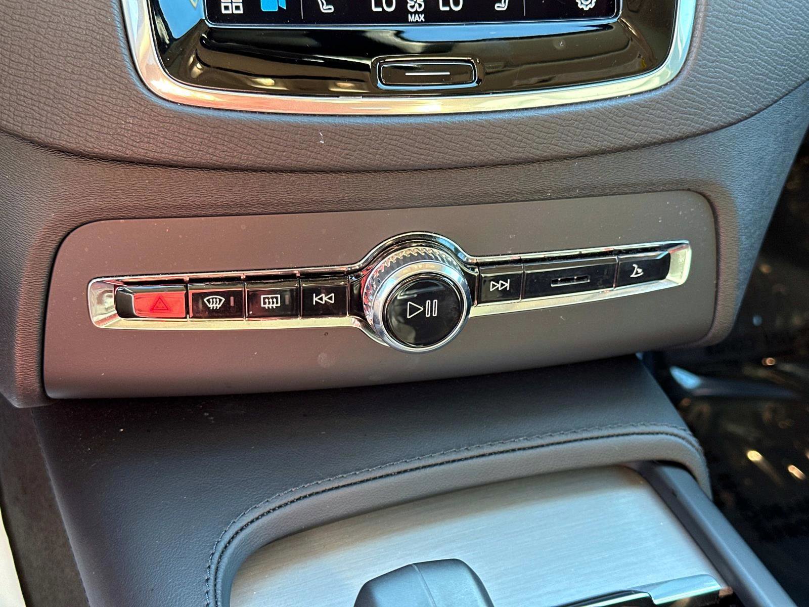 Certified 2025 Volvo XC90 B5 Core image 23