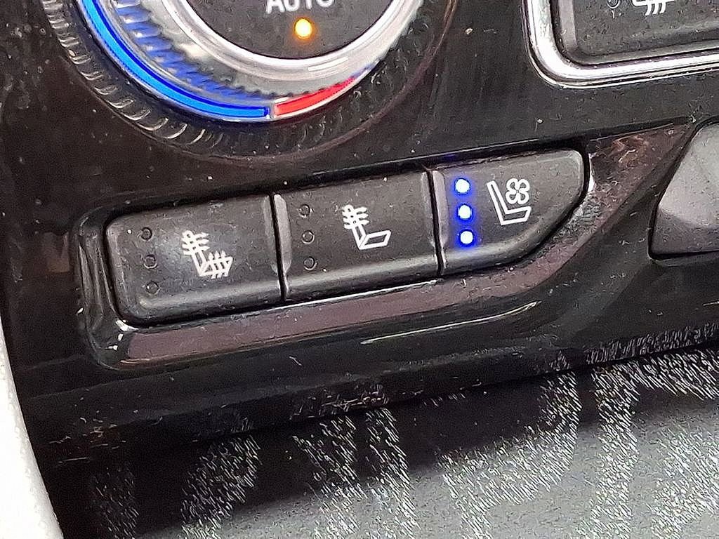 Used 2024 GMC Yukon Denali w/ Advanced Technology Package image 27