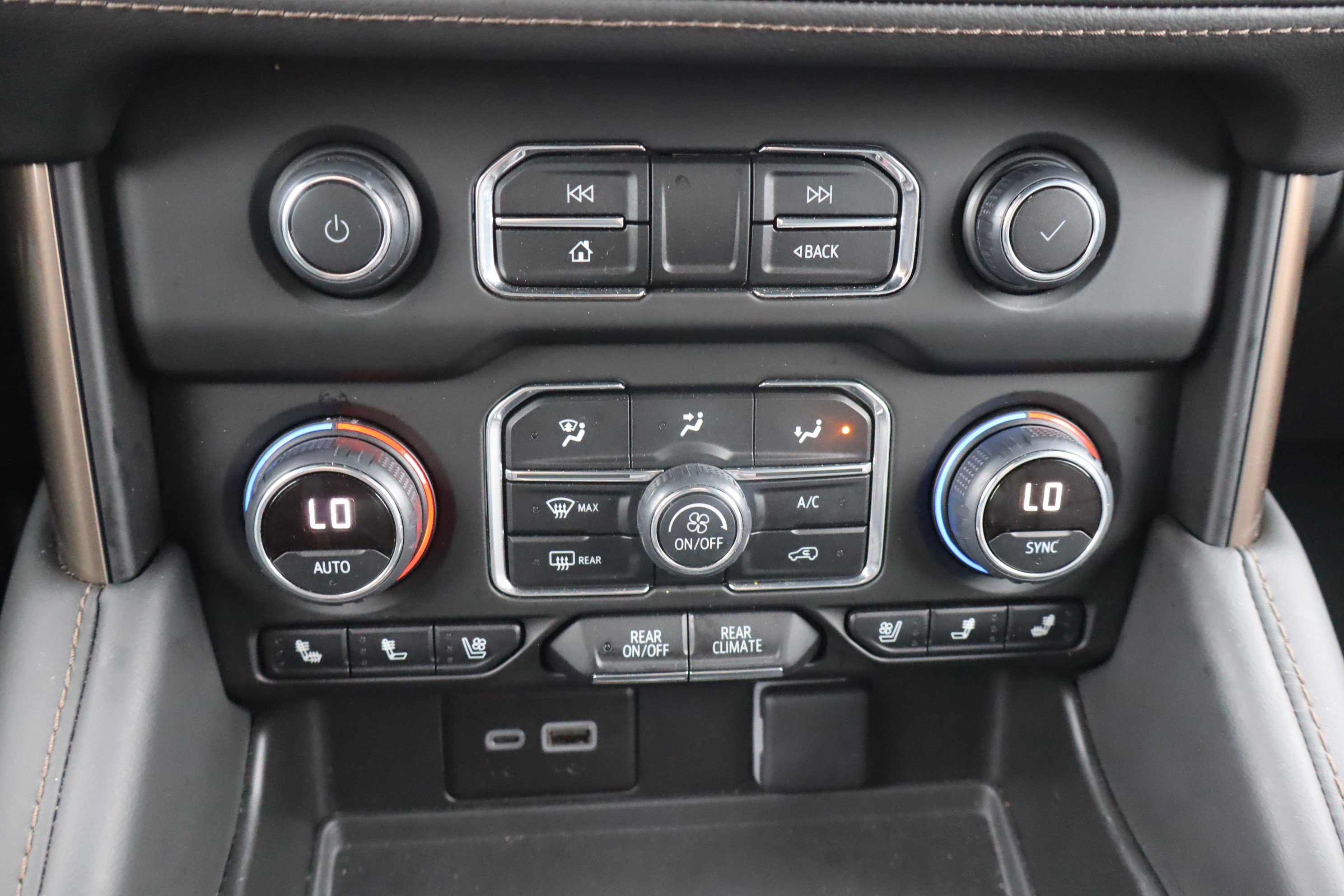 Certified 2024 Chevrolet Suburban High Country image 30