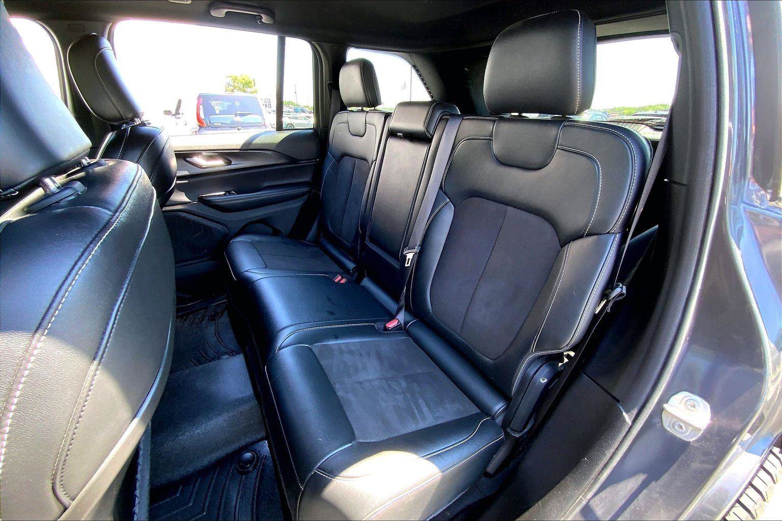 Used 2023 Jeep Grand Cherokee Altitude AWD/4WD image 23
