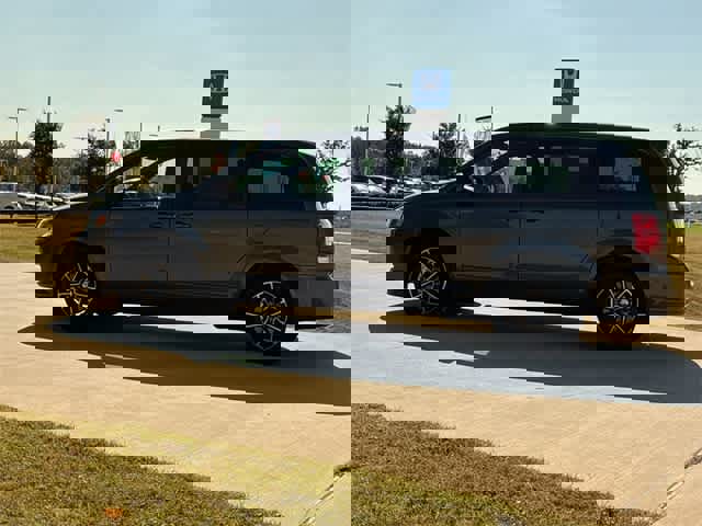 Used 2019 Dodge Grand Caravan SE image 4