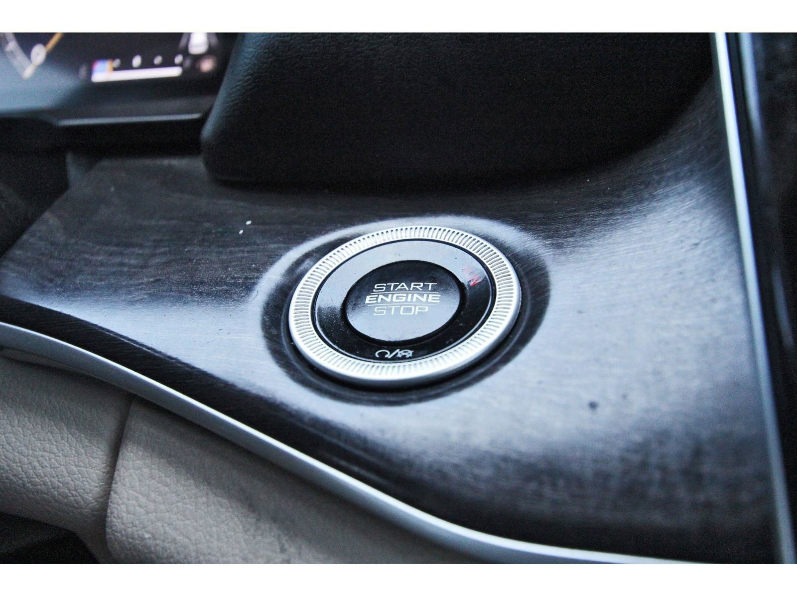 Used 2023 Jeep Grand Cherokee L Limited w/ Black Appearance Package image 20