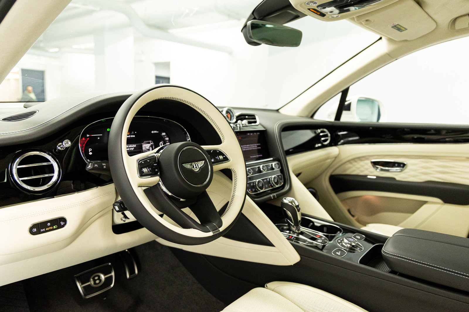 New 2026 Bentley Bentayga AWD/4WD image 30